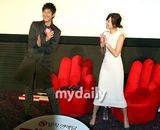 组图：崔江熙李善均宣传《罗曼史》 现场搞怪不断