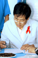 组图：王宝强成预防艾滋病关爱大使 回顾打工经历