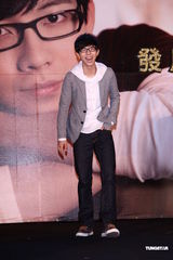 组图：胡夏趁胜追击推新辑 戴爱玲为其发片站台