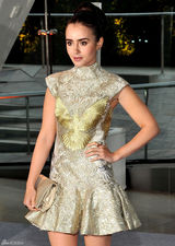 组图：丽莉-柯林斯老鹰图案礼服亮相