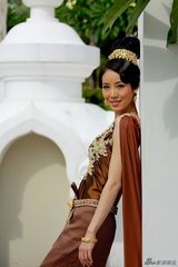 组图：梁镜珂泰国写真曝光 富贵曼妙似公主