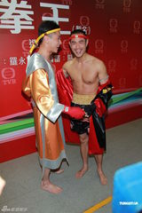 组图：《拳王》记者会 郑嘉颖黄浩然裸上身秀肌肉