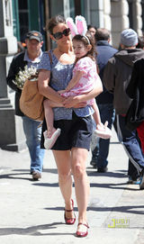 幻灯图：汤姆-克鲁斯女儿苏瑞变身小“兔女郎”