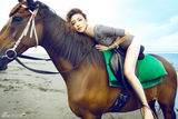 组图：甘婷婷巴厘岛拍大片 骑骏马展野性诱惑