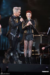 组图：任贤齐香港个唱白发登场 热吻好友陈升