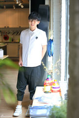 组图：胡夏白衣清新写真曝光 大显书生气质