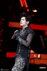 周杰伦演唱会与脱衣舞娘热舞 气氛异常火爆(图)