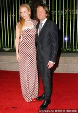 组图：第59届BMI乡村音乐奖 斯威夫特未来感十足