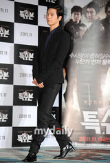 组图：严泰雄朱元新片《特别搜查总部》记者会