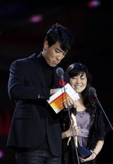 高清组图：刘翔“朋克”劲酷造型亮相颁奖礼