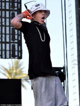 组图：比伯献唱造型女性化 结束后与赛琳娜会和