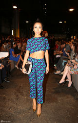 组图：吉克隽逸与杨幂同台看秀 露脐装秀蛮腰