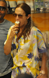 幻灯图集：詹妮弗-洛佩兹夫妇度假 夜店忘情拥吻