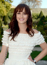 高清图：莉顿-梅斯特露穿肩礼服亮相巴黎时装周