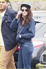 组图：暮光女现身柏林街头 休闲装会友保镖护驾