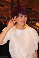 组图：海清紫发亮相品牌周年庆  流利英文与高层热聊