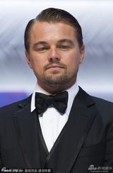 组图：莱昂纳多帅气登台亲吻塔图 巨星范十足