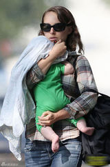 高清图：辣妈娜塔莉-波特曼出行 儿子首度曝光