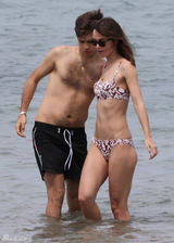 组图：奈特莉度蜜月笑贴老公 碎花比基尼秀身板