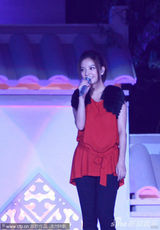 组图：赵薇中秋晚会献唱 亮丽红裙现身显妩媚