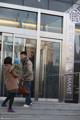 组图：刘孜夫妇抱儿子外出 一家三口其乐融融