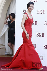 组图：汤唯林秀晶李妍熙出席活动同穿红裙斗艳