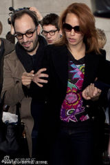 组图：影帝杜雅尔丹回国 机场被围堵高举小金人