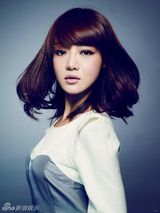 组图：邓家佳写真变身多面娇娃 妆容多变气场强大