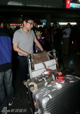 组图：陈数携新婚丈夫回京 新郎面对镜头显错愕