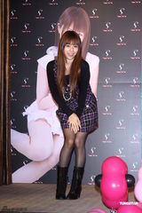 组图：女优佐山爱与瑠川里菜抵台与粉丝互动