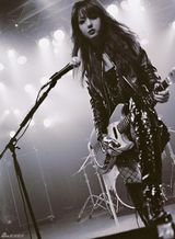 组图：佐佐木希玩变装秀 穿旗袍抱熊猫