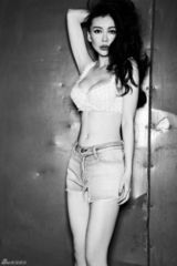 组图：巩新亮《失控的我》首发 爆乳装火辣