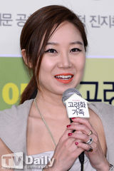 组图：《高龄化家族》试映 孔孝真抹胸短裙清凉