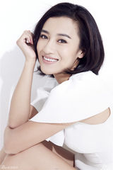 组图：曾培白裙时尚写真 展知性甜美气质