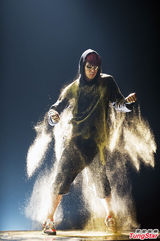 组图：吴建豪6月发新专辑 洒金粉秀功夫舞蹈