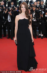 组图：歌手拉娜德雷黑裙亮相 波浪卷发青春性感