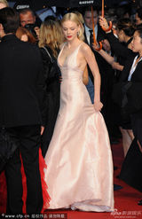 组图：凯瑞-穆里根亮相红毯 粉白色礼服秀美胸