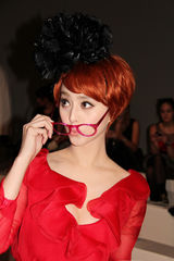 组图：范冰冰现身巴黎时装周 变身火红美少女