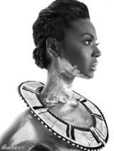 组图：碧昂斯全裸黄金人造型 全身抹金粉秀豪乳