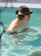 组图：汤姆-克鲁斯半裸载歌载舞 泳池玩水仍绅士