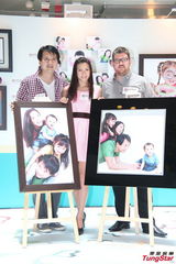 组图：姚嘉妮夫妻档出席活动享二人世界