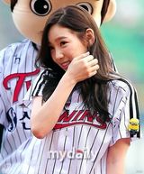 组图：少女时代泰妍徐贤亮相棒球场 开球秀身姿