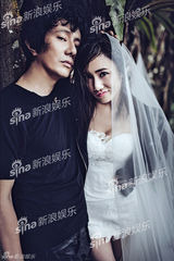 独家：刘芸郑钧个性摇滚婚纱照 大叔背萝莉新娘
