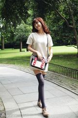 组图：李菲儿街拍白色连身裙搭配裸色牛津鞋