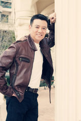 组图：佟凡冬日明媚写真彰显男人情怀