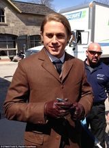 组图：《猩红山峰》片场照 抖森再变黑发坏男人