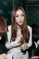 组图：谢安琪纯白短裙秀裸背 缺席谢TVB体谅