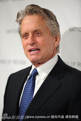 幻灯图：国家评论协会奖晚宴克鲁尼花白胡显男人味