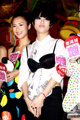 组图：《婚前试爱》众明星出席圣诞亮灯仪式