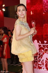 组图：刘嘉玲蛋糕裙大秀美腿 赞梁朝伟细心体贴